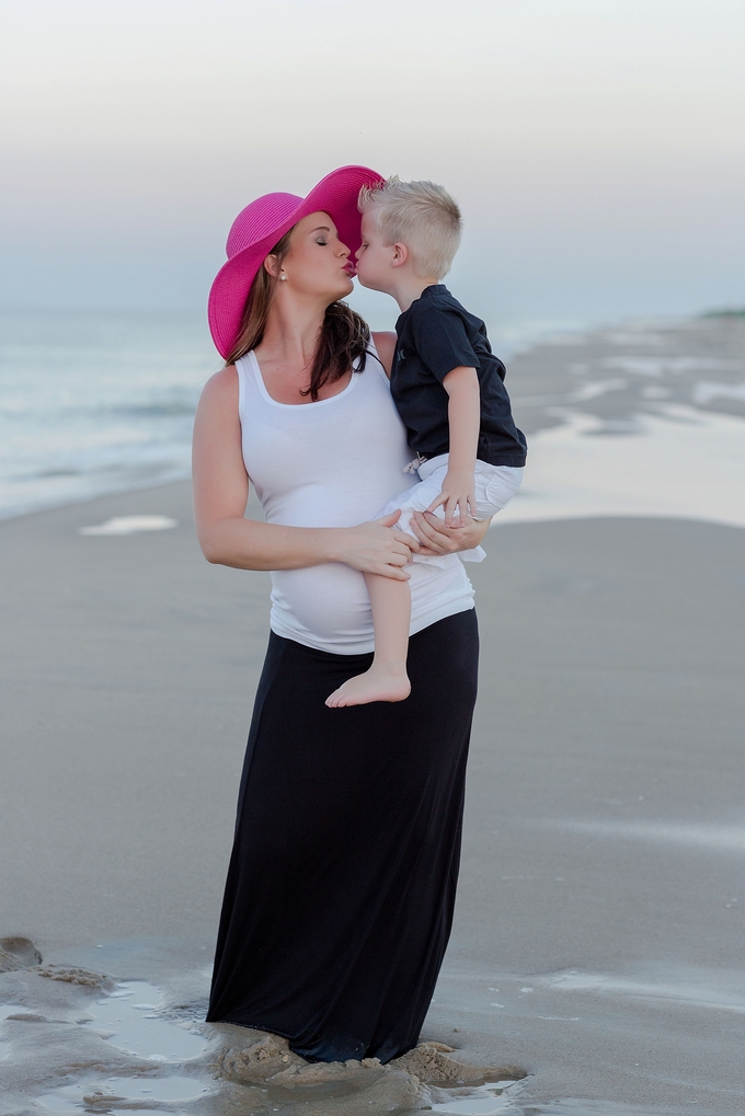 Beautiful Coastal Family maternity session with Brooke Tucker Photography