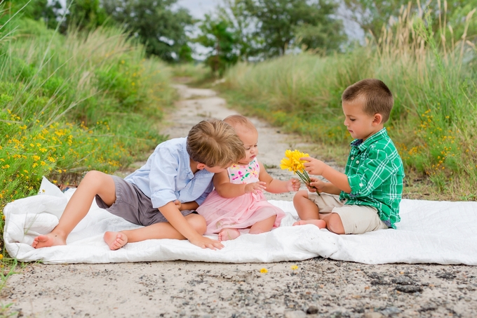 Beautiful Outdoor Family Lifestyle Photography Session | Brooke tucker photography