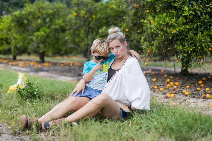 Family day in the orange grove