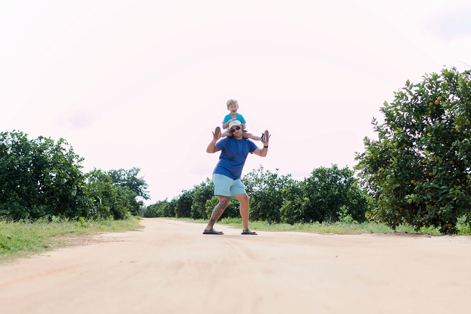 Family day in the orange grove