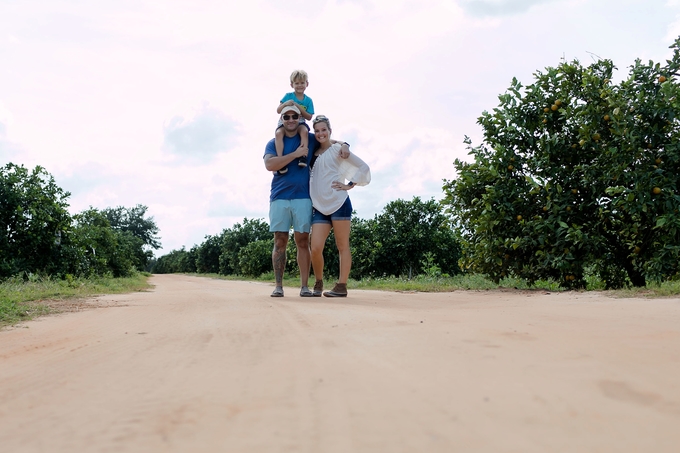 Family day in the orange grove