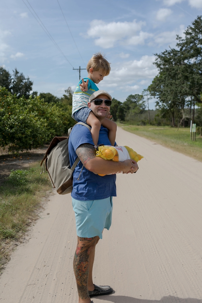 Family day in the orange grove